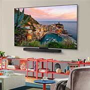 LG تلفزيون LG OLED evo AI C5 مقاس 55 بوصة بدقة 4K 144Hz ومدعوم بجهاز التحكم AI Magic remote وواجهة webOS25 طراز عام 2025 , منظر واسع لغرفة معيشة أنيقة وملونة. تلفزيون LG OLED evo AI C5E 4K Smart TV مثبت على الحائط مع مكبر صوت LG Soundbar أسفله. يتناغم تصميم التلفزيون بشكل جيد مع المساحة. يوجد على شاشة التلفزيون عمل فني مل, OLED55C56LA, thumbnail 14