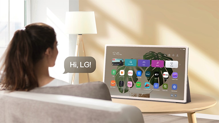 شخص يستخدم خاصية التعرف على الصوت على StanbyME 2، تظهر فقاعة كلام بنص مكتوب "مرحبًا LG"!