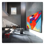 LG تلفزيون LG Micro RGB evo AI MRGB95 الذكي 4K مقاس 100 بوصة، ألوان دقيقة وتحديث 330Hz سلس, يتم تركيب LG Micro RGB evo AI MRGB95 بسلاسة على الحائط في غرفة فسيحة سوداء اللون، حيث يعرض عملاً فنيًا جريئًا بألوان زاهية تتوافق مع التصميم الداخلي المحيط. , 100MRGB95B6, thumbnail 14