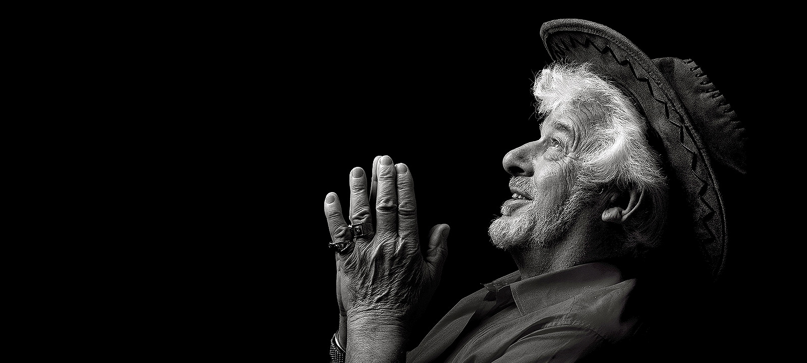 مقطع فيديو مقارنة يعرض درجات سوداء أعمق وتباينًا زاهيًا على شاشة LG UltraFine Monitor المزودة بتقنية HDR، مما يؤكد على عمق ووضوح بصريين محسنين.	