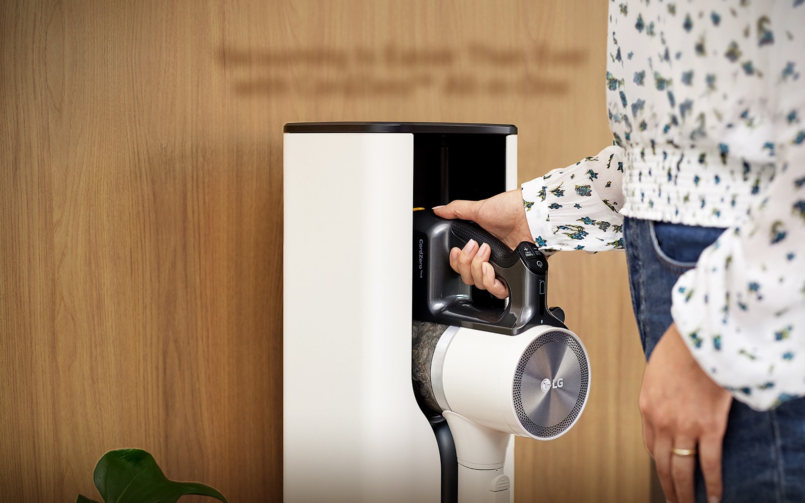 امرأة تضع مكنسة Cordzero™ Vacuum الكهربائية في محطة إرساء.