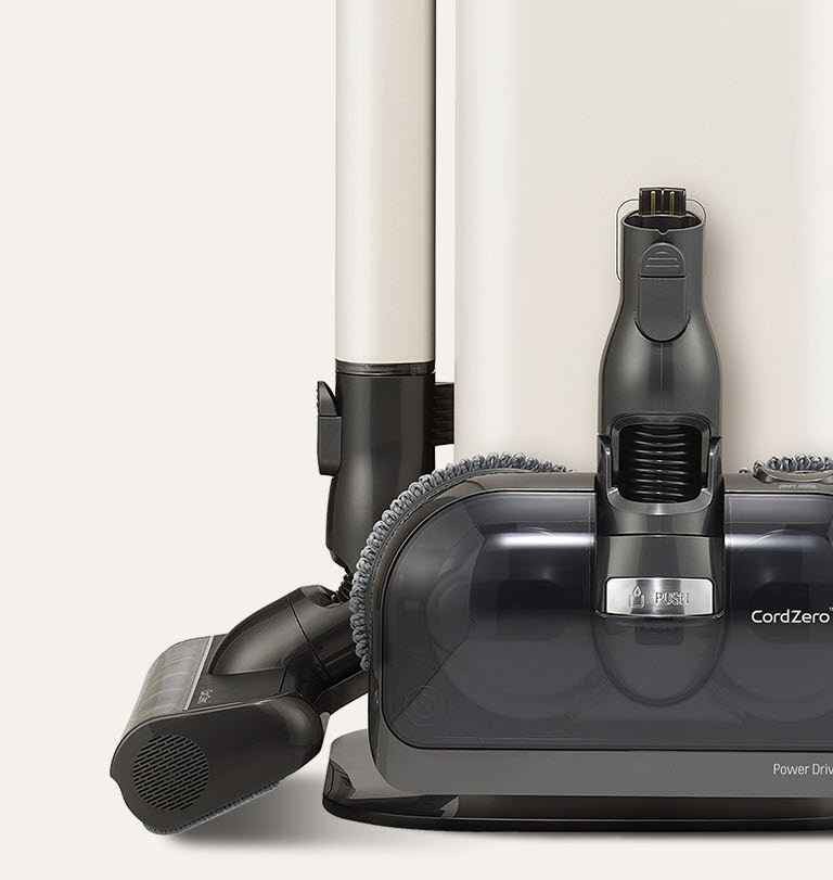 صورة توضح الممسحة المبللة المرفقة بالجزء الخارجي من المكنسة الكهربائية.