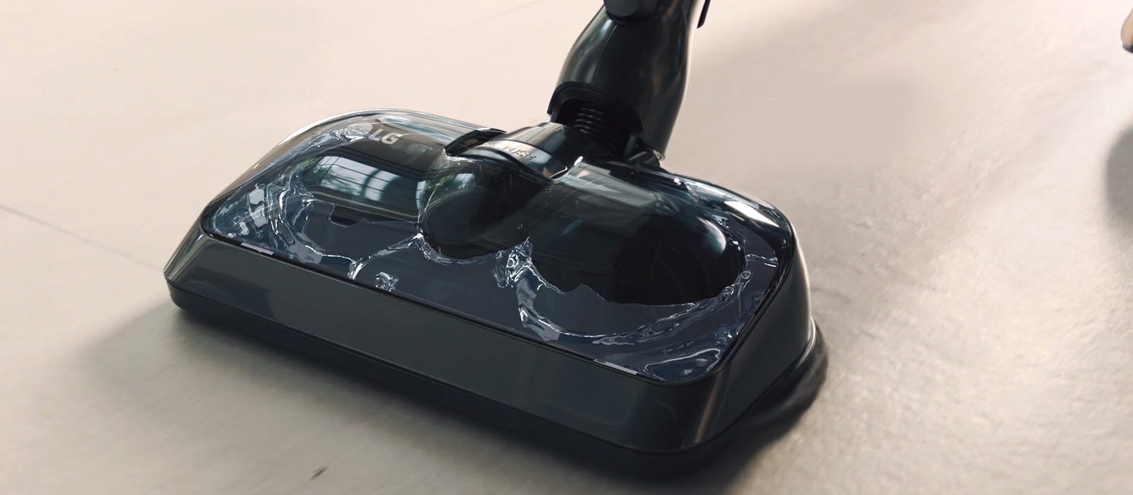 فيديو يوضح قدرات شفط الممسحة الرطبة والمكنسة الكهربائية في نفس الوقت، حيث توضح صورة الفيديو مصدر المياه التلقائي.