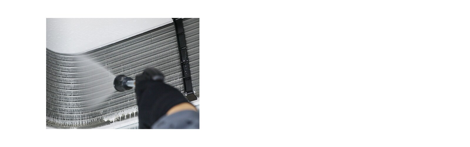 يقوم مهندس بتنظيف مكيف الهواء من الداخل.