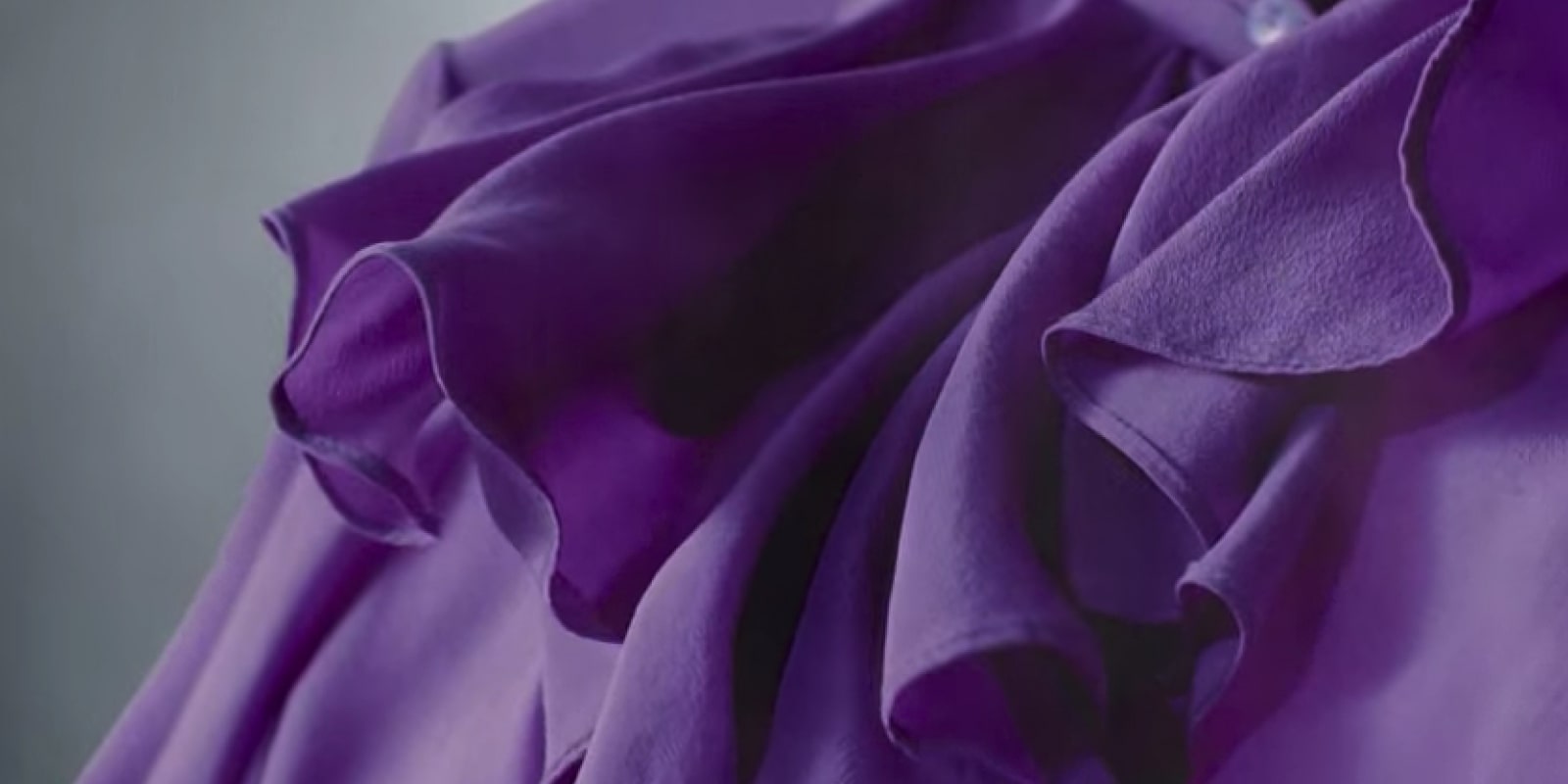 إزالة الغبار من البلوزة باستخدام تقنية dynamic movinghanger