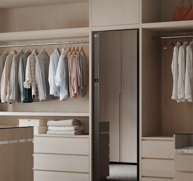 جهاز LG Styler في غرفة الملابس