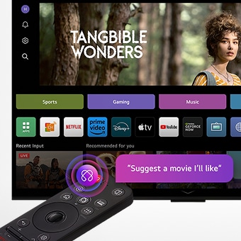 على شاشة تلفزيون LG OLED، توجد صفحة رئيسية webOS 25 مليئة بالتطبيقات ومحتوى الترفيه. بجانب التلفاز يوجد جهاز التحكم عن بُعد LG AI Magic، حيث يتم تمييز زر الذكاء الاصطناعي كما لو كان قد تم تفعيله بواسطة صوت المستخدم. تظهر فقاعة حوار بجانبه، تقول "اقترح لي فيلمًا سأحبه".