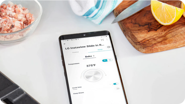 الهاتف الذكي يعرض تطبيق LG ThinQ الذي يتحكم في فرن LG InstaView Slide-In Range، مما يتيح صيانة المنتج بكفاءة في المطبخ.