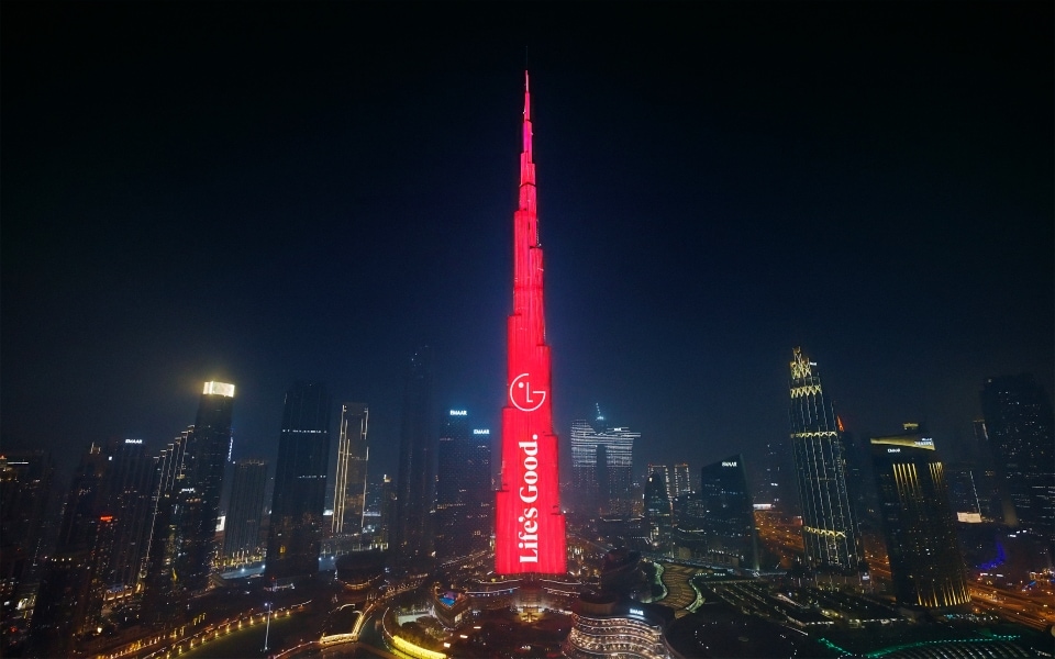 عرض الليزر لحملة إل جي الحياة جيدة على برج خليفة في دبي