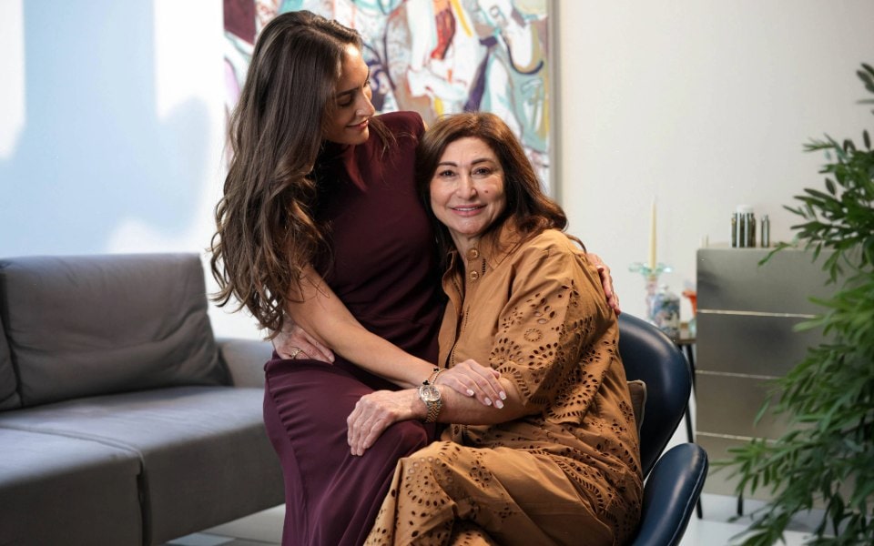 امرأتان من جيلين مختلفين تتعانقان، في انعكاس لحملة إل جي بمناسبة عيد الأم.