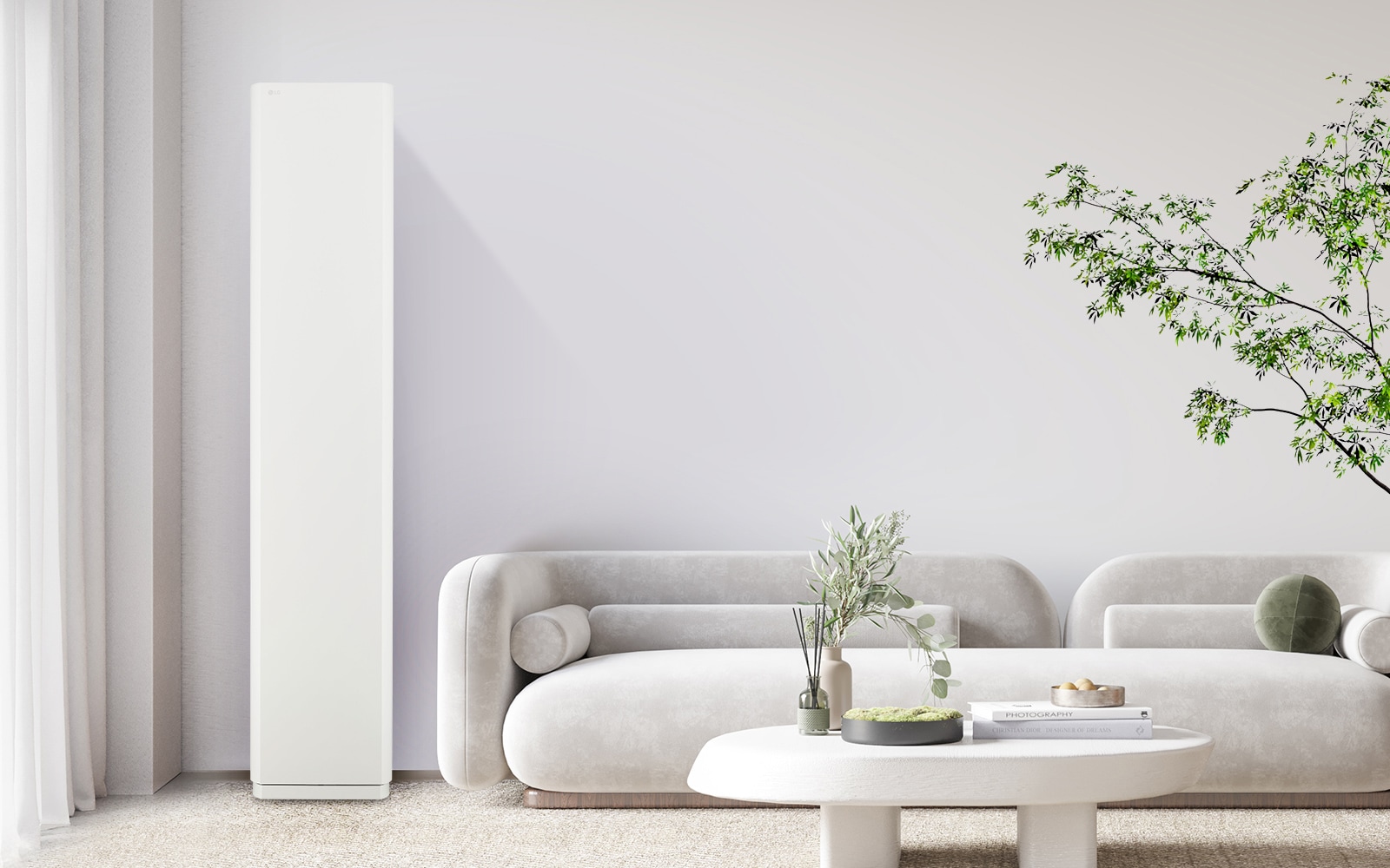 The white tone-based living interior is in harmony with the air conditioner