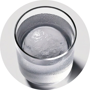 A clear glass of water with LG’s 2019 industry-first round Craft Ice, designed to melt slowly and preserve drink flavor.