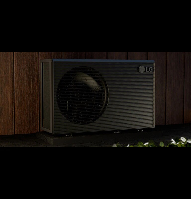 On display is the internal structure of the R290 outdoor unit. The operation of the compressor is shown in detail, indicating silent operation.