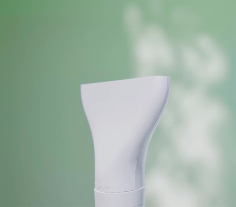 A video showing the appearance of a T-hose and how to use it to intensively dehumidify by placing it in a closet.