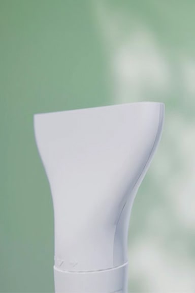 A video showing the appearance of a T-hose and how to use it to intensively dehumidify by placing it in a closet.