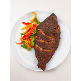 Savoureux poisson suya grillé