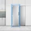 The front view of the freezer is shown in a kitchen. A blue 3D square and arrows pointing inward toward the door show how the freezer fits perfectly in a standard kitchen.