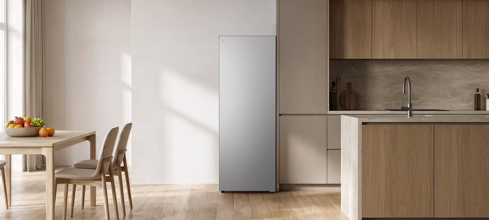 Intérieur de cuisine moderne avec un congélateur vertical parfaitement intégré aux meubles de cuisine