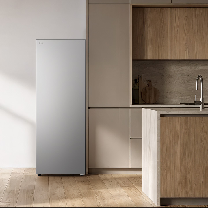 Intérieur de cuisine moderne avec un congélateur vertical parfaitement intégré aux meubles de cuisine