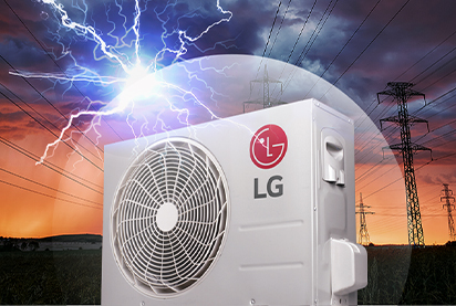 Le ventilateur LG qui se trouve à l’extérieur de la maison est représenté avec un ciel d’éclairs sombre en arrière-plan. Le logo LG est visible sur le côté du moteur.
