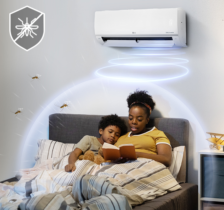 La mère et les enfants sont protégés des moustiques grâce aux ondes ultrasoniques de Mosquito Away.