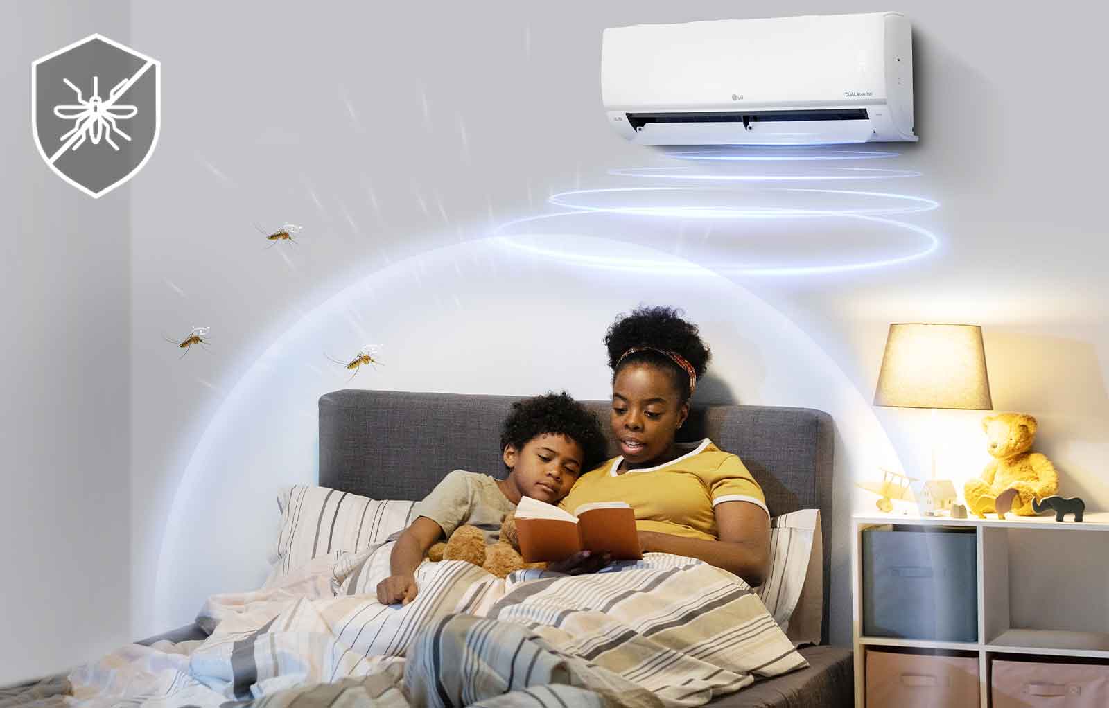 Mother and children are protected from mosquitoes thanks to the ultrasonic waves of Mosquito Away.