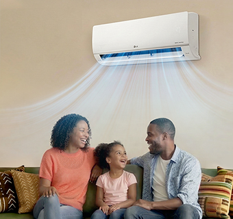 Une famille heureuse sur un canapé profitant d’un flux d’air de refroidissement rapide et puissant grâce à un climatiseur mural.