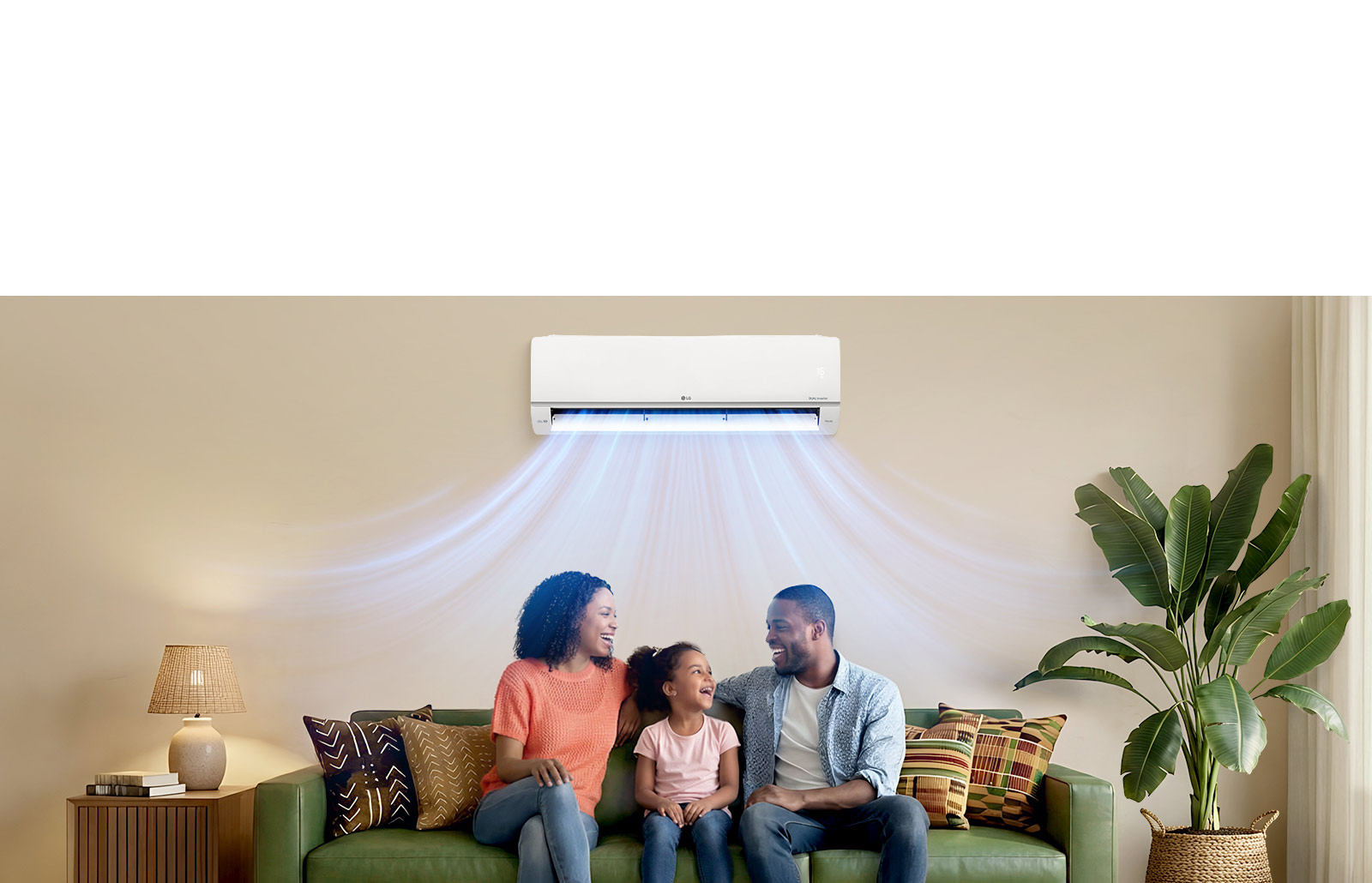 Une famille heureuse bénéficie d’un flux d’air important depuis une climatisation avec mode Alimentation, avec refroidissement à 16 °C, balancement automatique et fonctionnement continu.