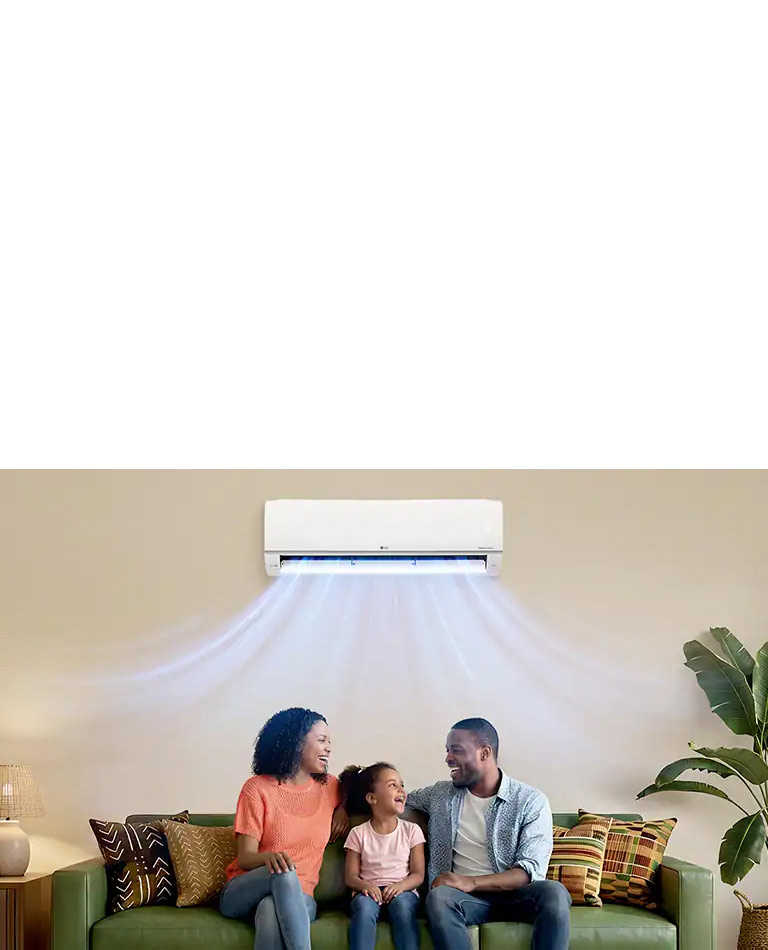 Une famille heureuse bénéficie d’un flux d’air important depuis une climatisation avec mode Alimentation, avec refroidissement à 16 °C, balancement automatique et fonctionnement continu.