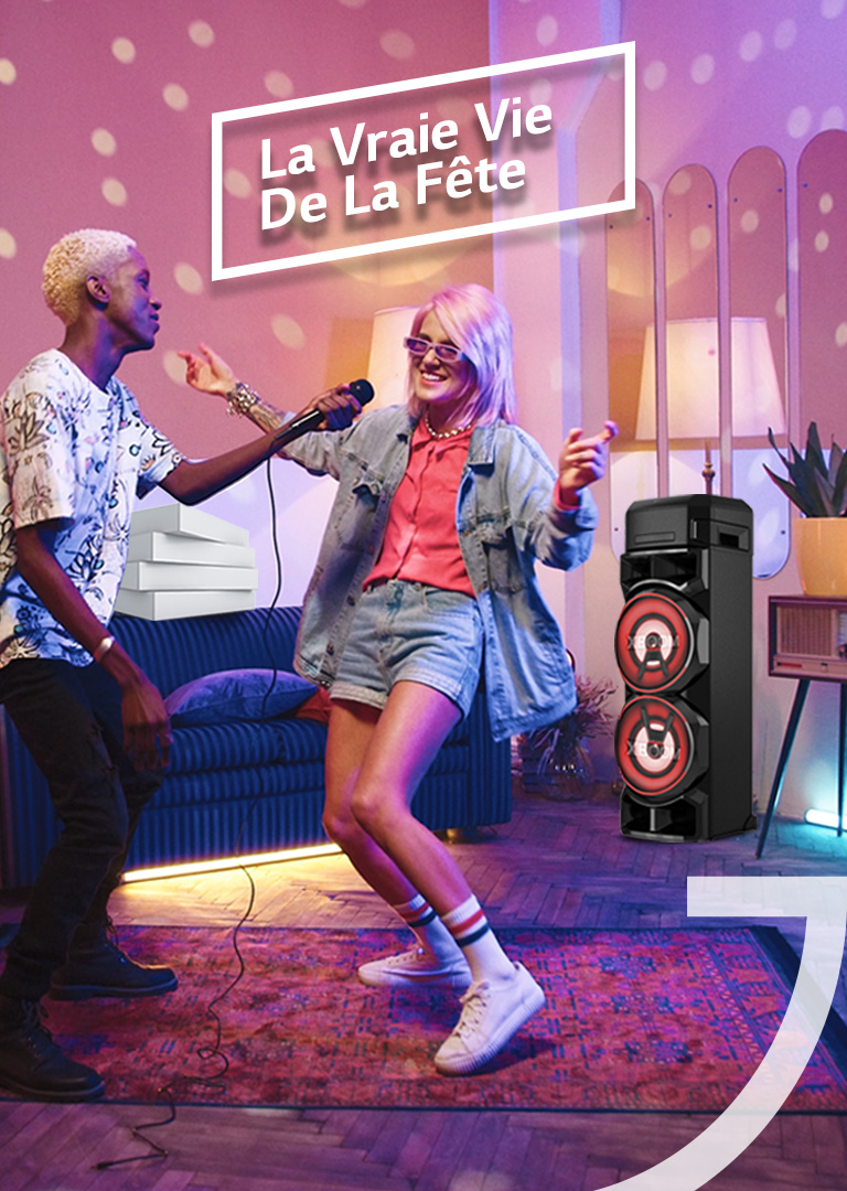 Une fille et un garcon dansent a la musique qui sort de la XBOOM de LG