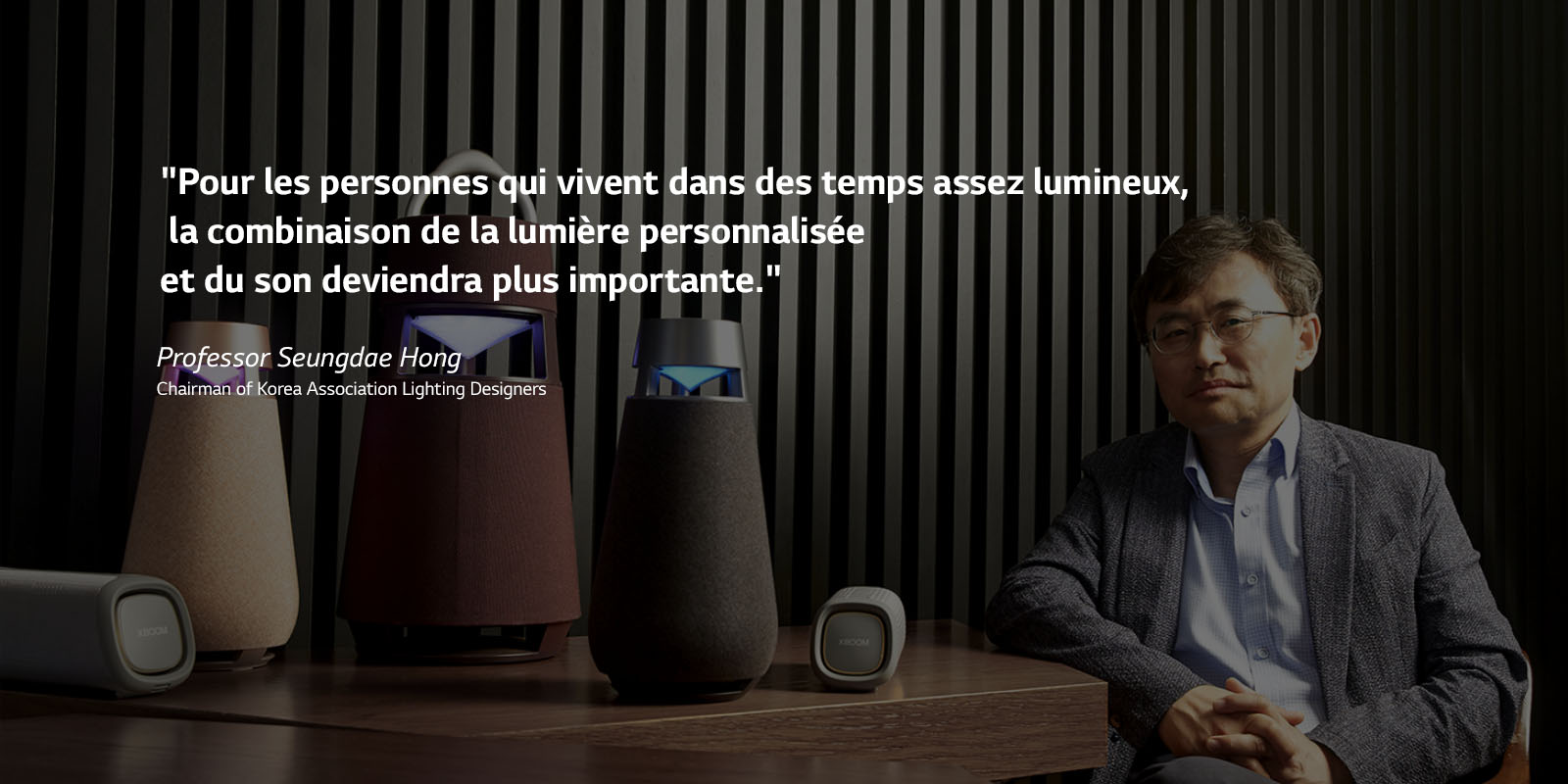 Une image du Professeur Seungdae Hong, Président de l’Association des concepteurs lumière coréens, avec la Famille XBOOM sur la table