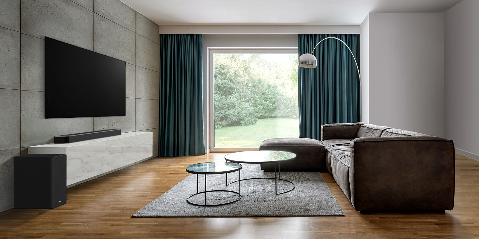 Téléviseur, barre de son et caisson de basse visibles dans un grand salon. Onde en forme de grille sortant de la barre de son et mesurant tout l'espace du salon. 