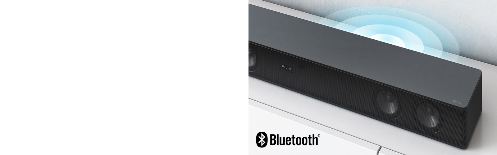 La barre de son LG se trouve sur l’étagère blanche. Graphique représentant du son sortant du haut-parleur. Le logo LG est visible dans le coin droit de la barre de son.