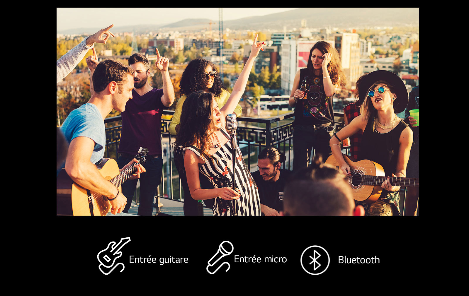 Il y a des gens profitent d'un concert acoustique avec le LG XBOOM XL9T. Des icônes de guitare, de microphone et de bluetooth sont affichées sous l'image.