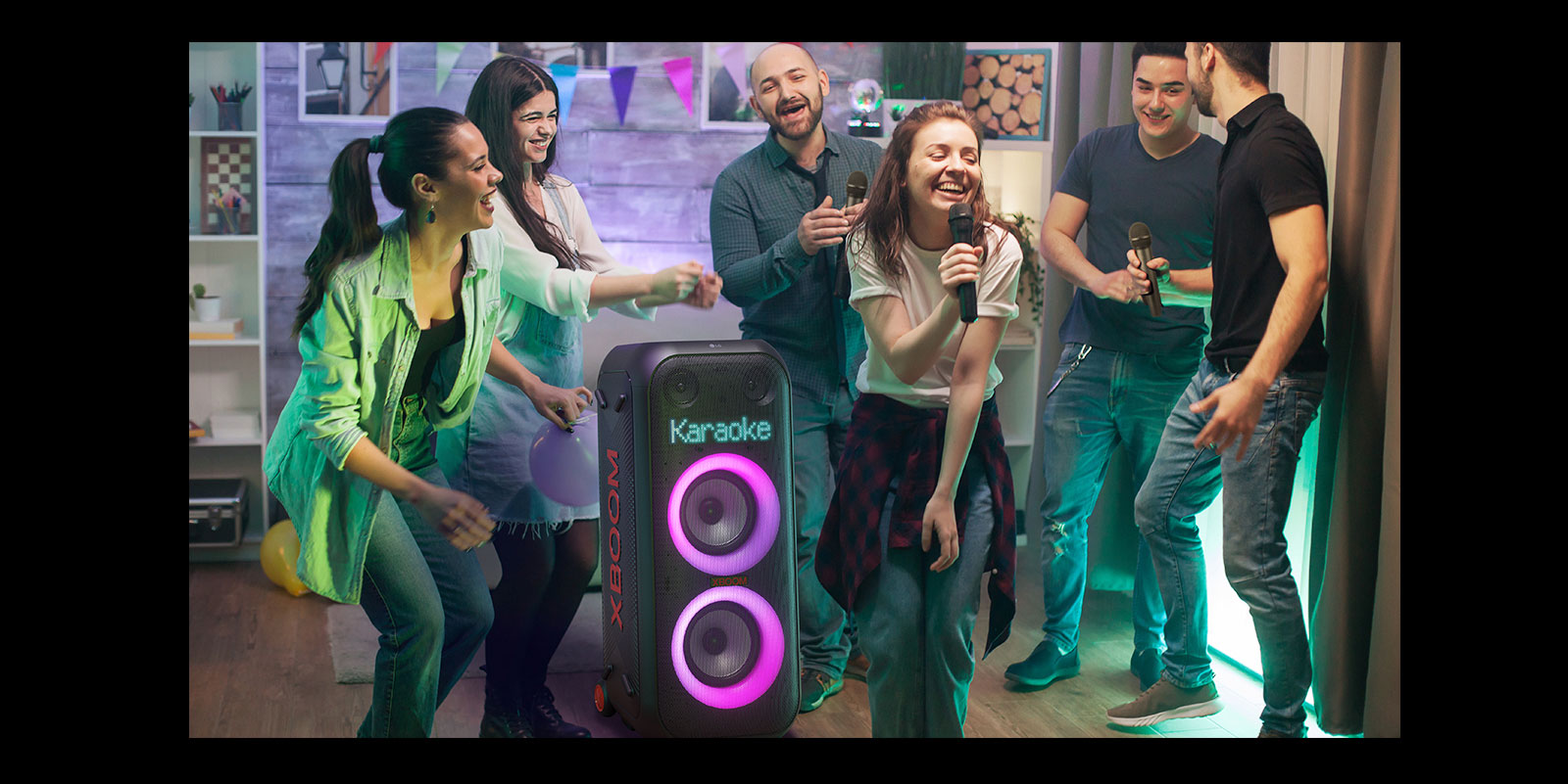 Il y a des gens qui aiment le karaoké dans le salon.