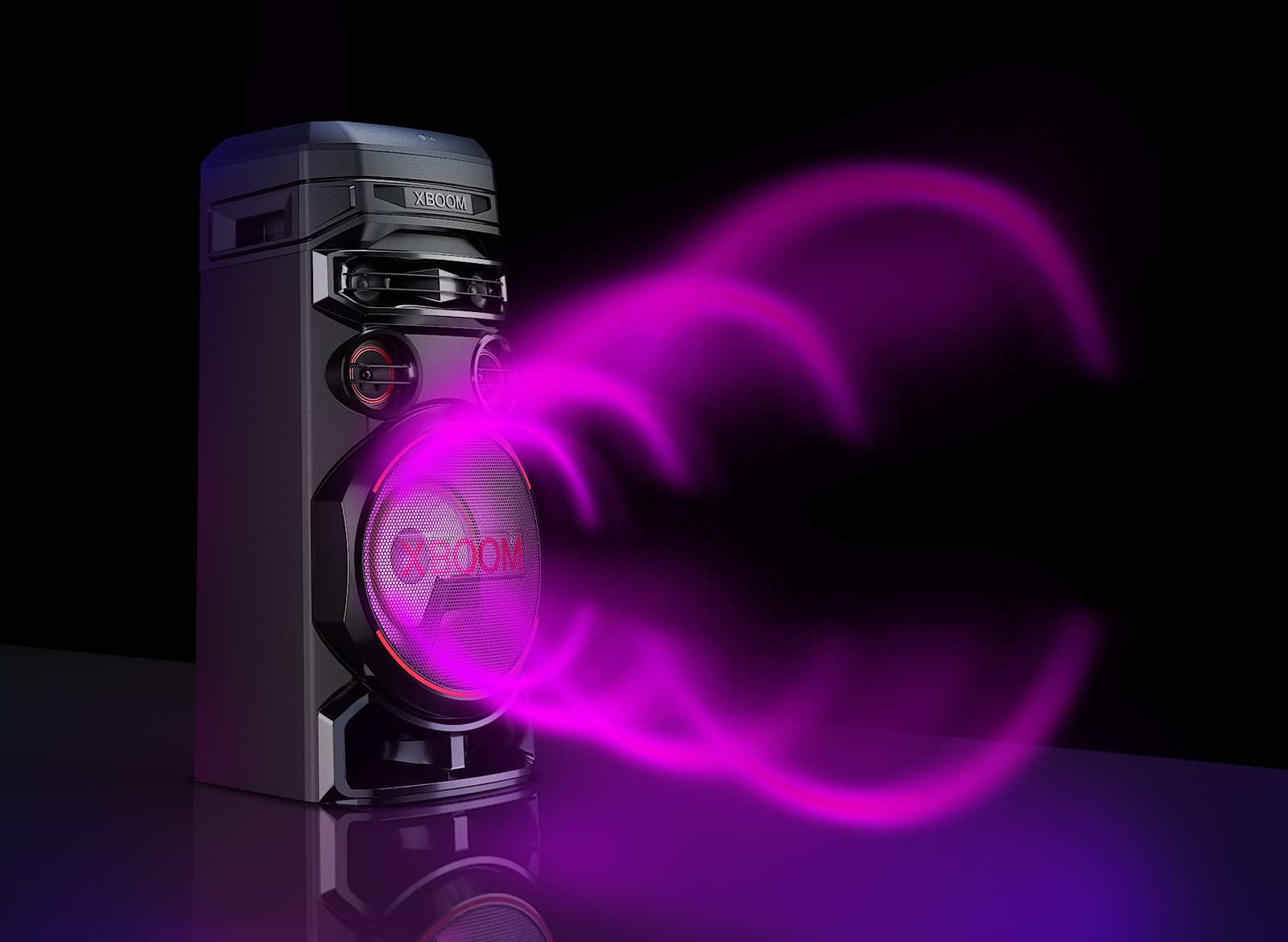 LG XBOOM RNC7 avec le côté gauche vers l’avant sur un fond noir. Le graphique représentant un son circulaire violet sortant des caissons de basse.