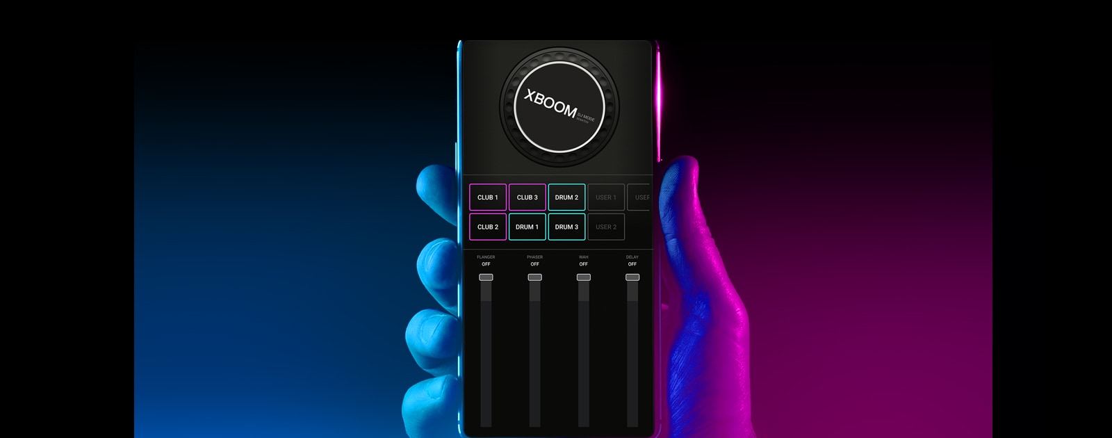 Une main tenant un smartphone, montrant l’appli DJ.