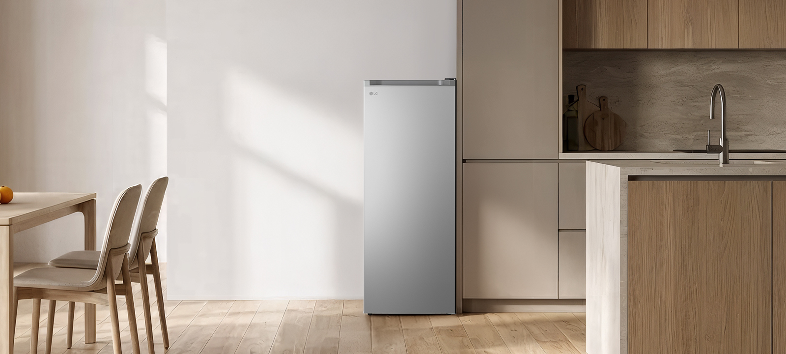 Intérieur de cuisine moderne avec congélateur vertical doté d’une élégante semi-flat door au design épuré, qui s'intègre parfaitement aux meubles de cuisine