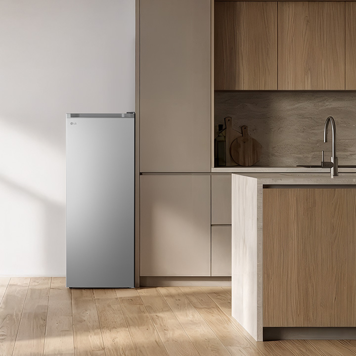 Intérieur de cuisine moderne avec congélateur vertical doté d’une élégante semi-flat door au design épuré, qui s'intègre parfaitement aux meubles de cuisine