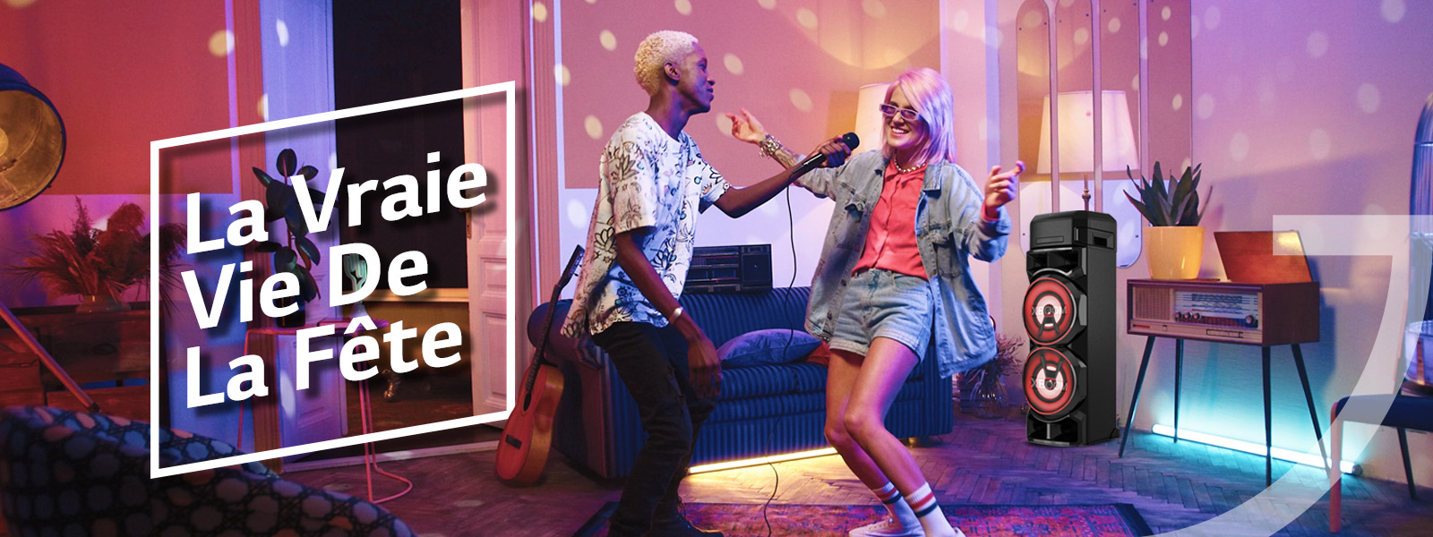 Une fille et un garcon dansent a la musique qui sort de la XBOOM de LG