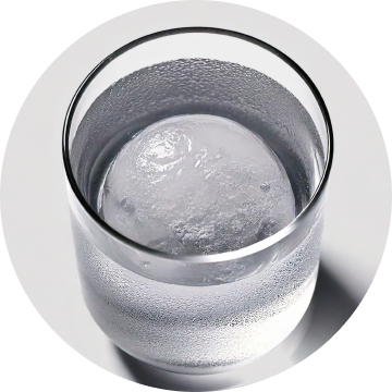 Un verre d’eau avec la 1ère Craft Ice ronde de LG en 2019, conçue pour fondre lentement et préserver la saveur des boissons.