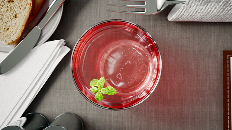 Verre transparent rempli de Craft Ice ronde fabriquée dans un réfrigérateur LG.