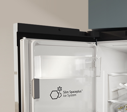 Le logo du Slim SpacePlus™ Ice System est affiché sur la porte intérieure du réfrigérateur ouvert.