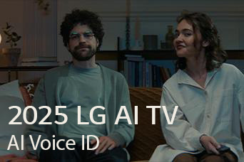 On voit le titre, LG AI TV 2025, Al Voice ID. Un homme et une femme, tenant une télécommande de TV, sont assis sur un canapé.