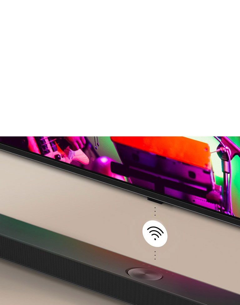 Téléviseur LG et barre de son LG fixés au mur avec un symbole Wi-Fi blanc au milieu.