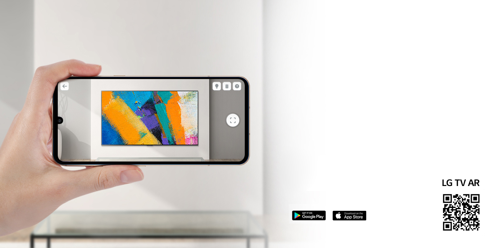 Une personne utilisant l’appli LG TV AR sur un téléphone et un QR code qui dirige vers LG TV AR (http://www.lgtvism.com/lgtvar)
