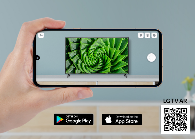 Une personne utilisant l’application LG TV AR sur un téléphone et un QR code qui dirige vers LG TV AR (http://www.lgtvism.com/lgtvar)