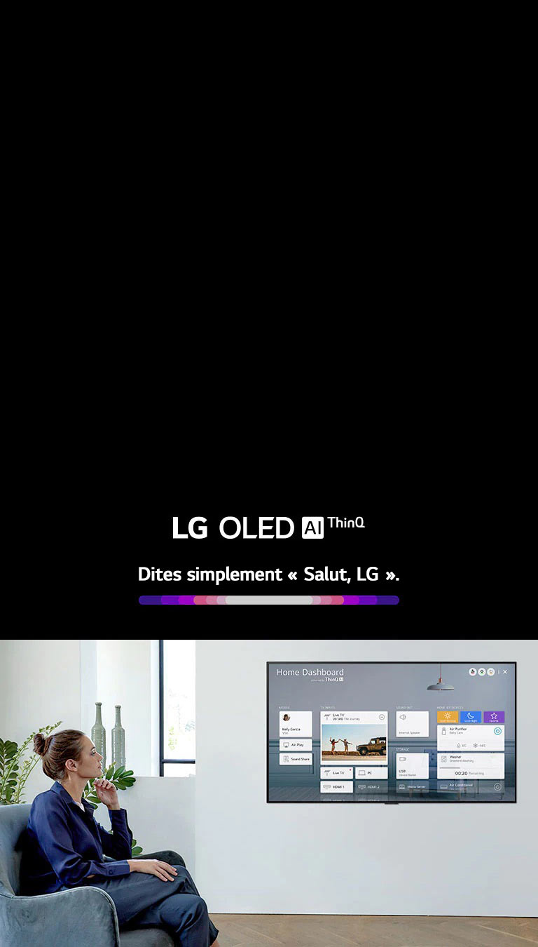 Une femme assise sur une chaise dans le salon et regardant la page d’Accueil du tableau de bord à l’écran du téléviseur