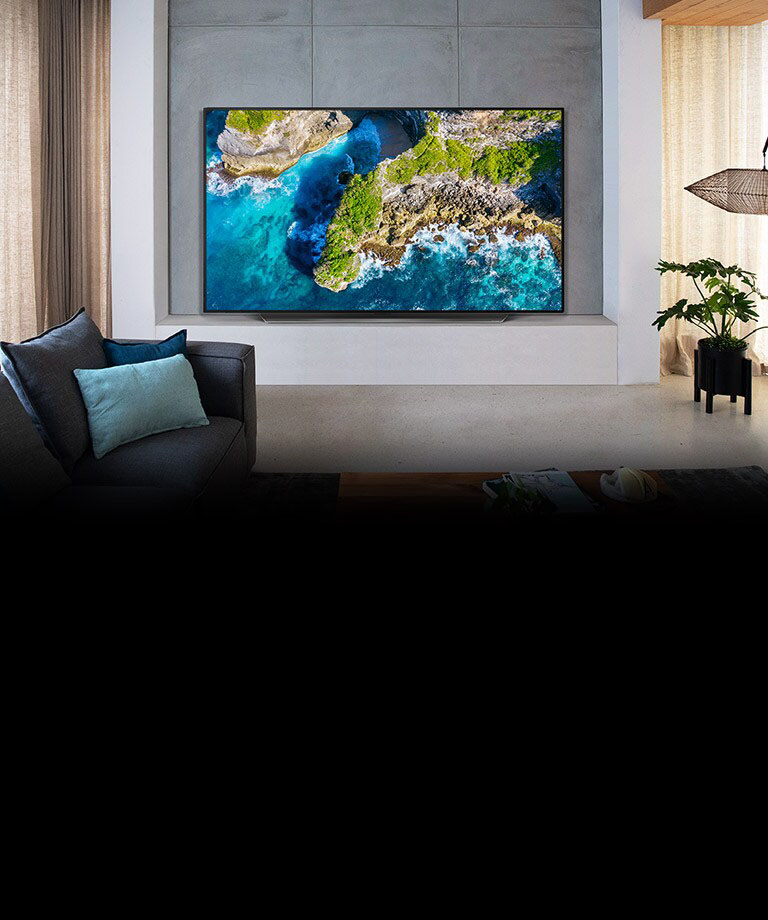 Téléviseur montrant une vue aérienne de la nature dans un cadre de maison luxueuse