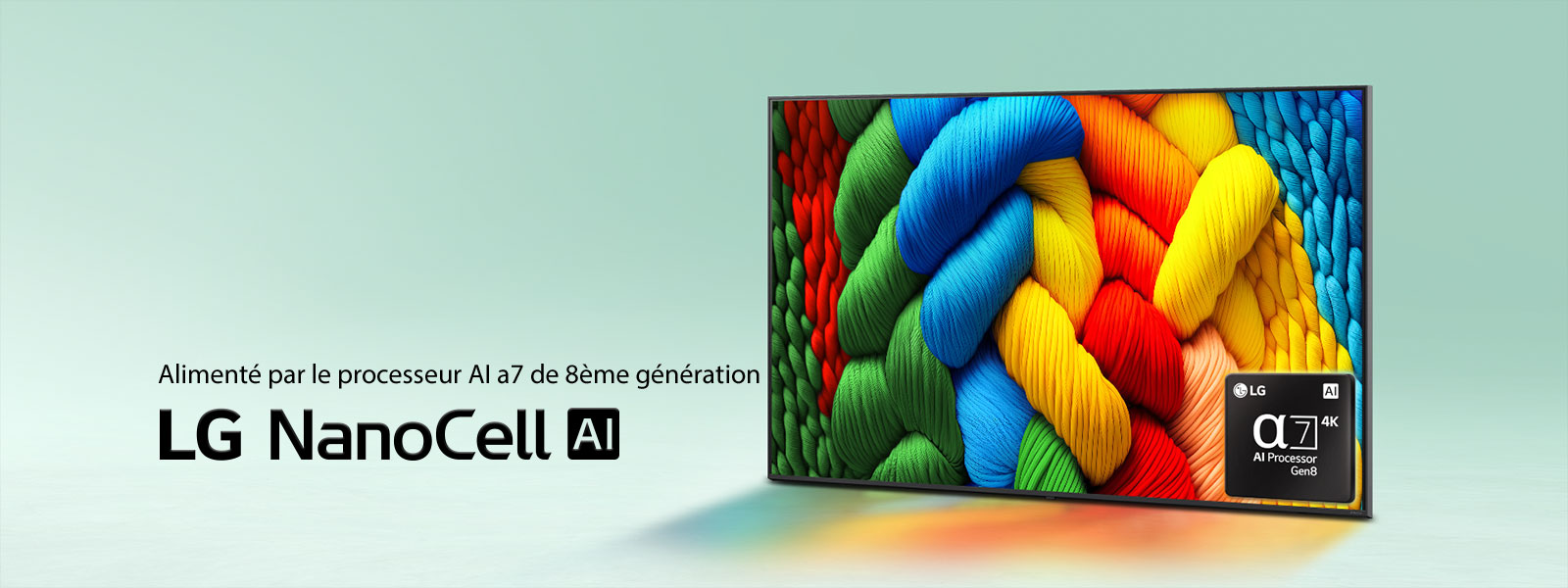 La LG NanoCell TV est légèrement inclinée vers la gauche et représente des fils colorés. Le logo processeur alpha 7 AI de 8ème génération est situé dans le coin inférieur droit de la TV. L’arrière-plan est un léger dégradé bleu sarcelle. Le logo de LG NanoCell AI se trouve dans le coin en bas à gauche. Le texte est également visible, alimenté par le processeur alpha 7 AI de 8ème génération.